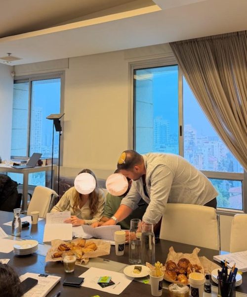 קבוצת רוכשים בירושלים